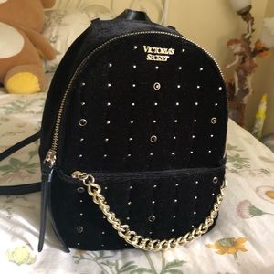 Victoria’s Secret black velvet mini backpack 🎒